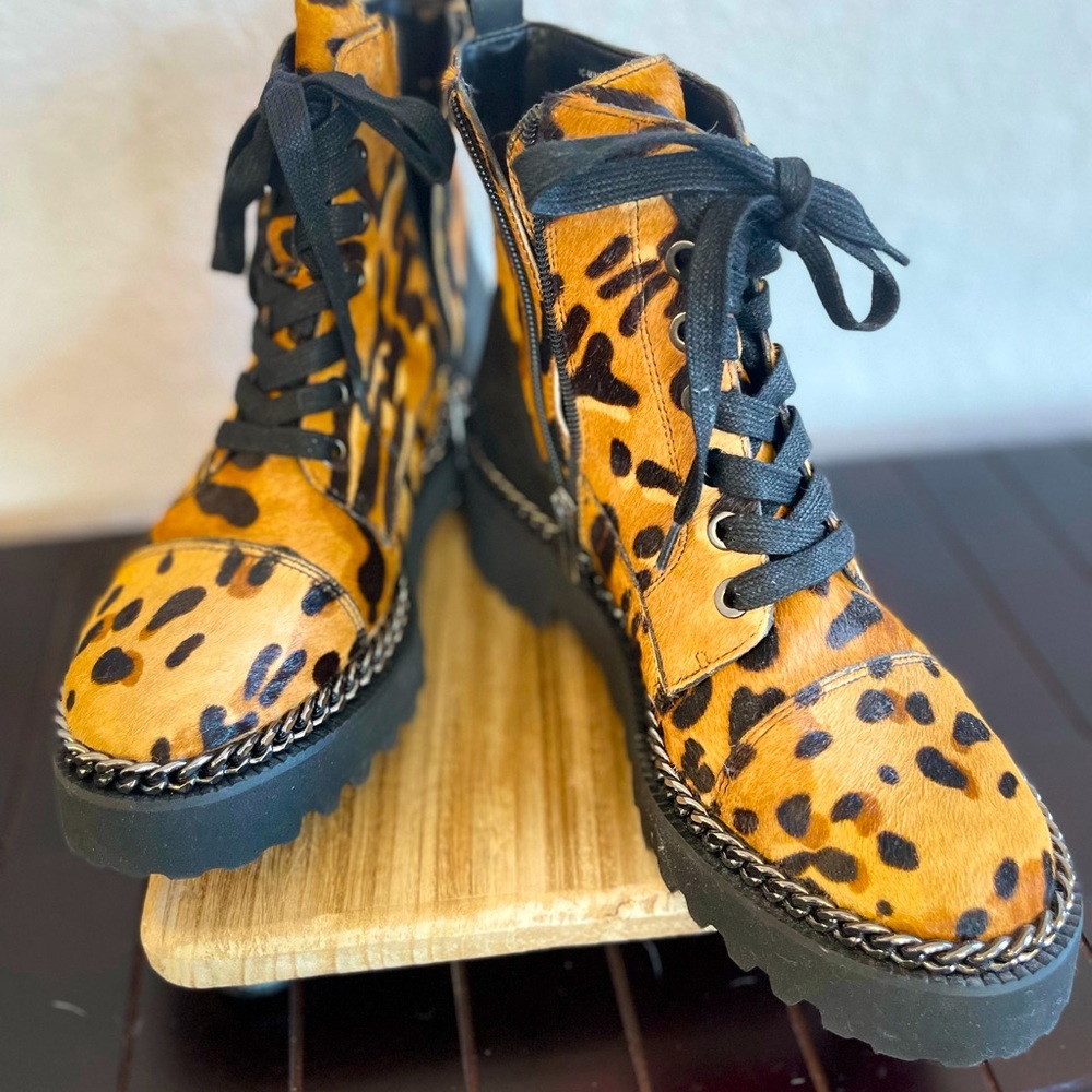 VINCE CAMUTO NWOT Woman’s leopard Mindinta Ankle Boots